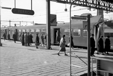 837197 Gezicht op het 1e perron van het N.S.-station Leiden te Leiden. Langs het perron staat een electrisch treinstel ...